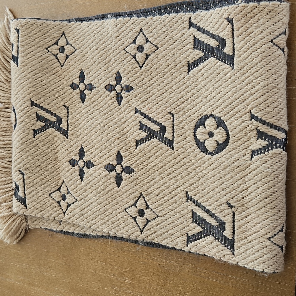 GORGEOUS LOUIS VUITTON LONG MONOGRAM WOOL BLEND SCARF - Picture 9 of 16